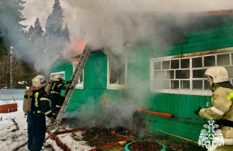 В Тверской области вспыхнул двухквартирный дом