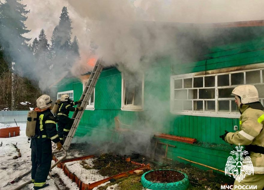 В Тверской области вспыхнул двухквартирный дом