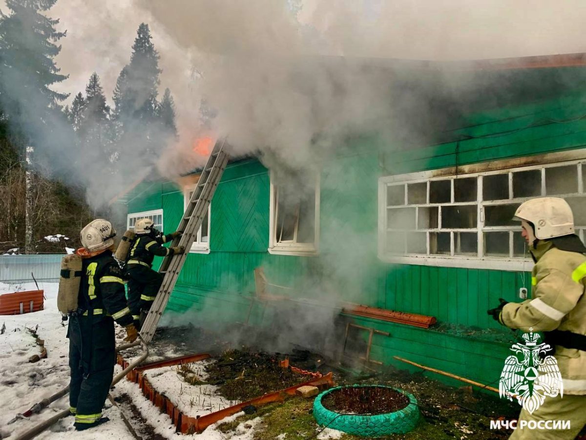 В Тверской области вспыхнул двухквартирный дом