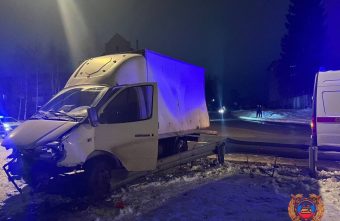 В Тверской области водитель въехал в препятствие