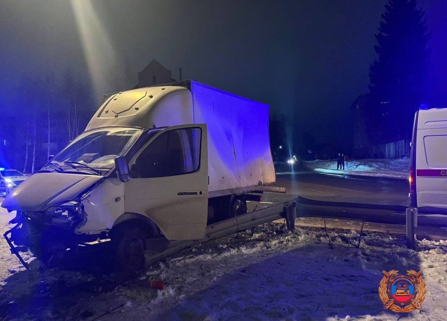 В Тверской области водитель въехал в препятствие