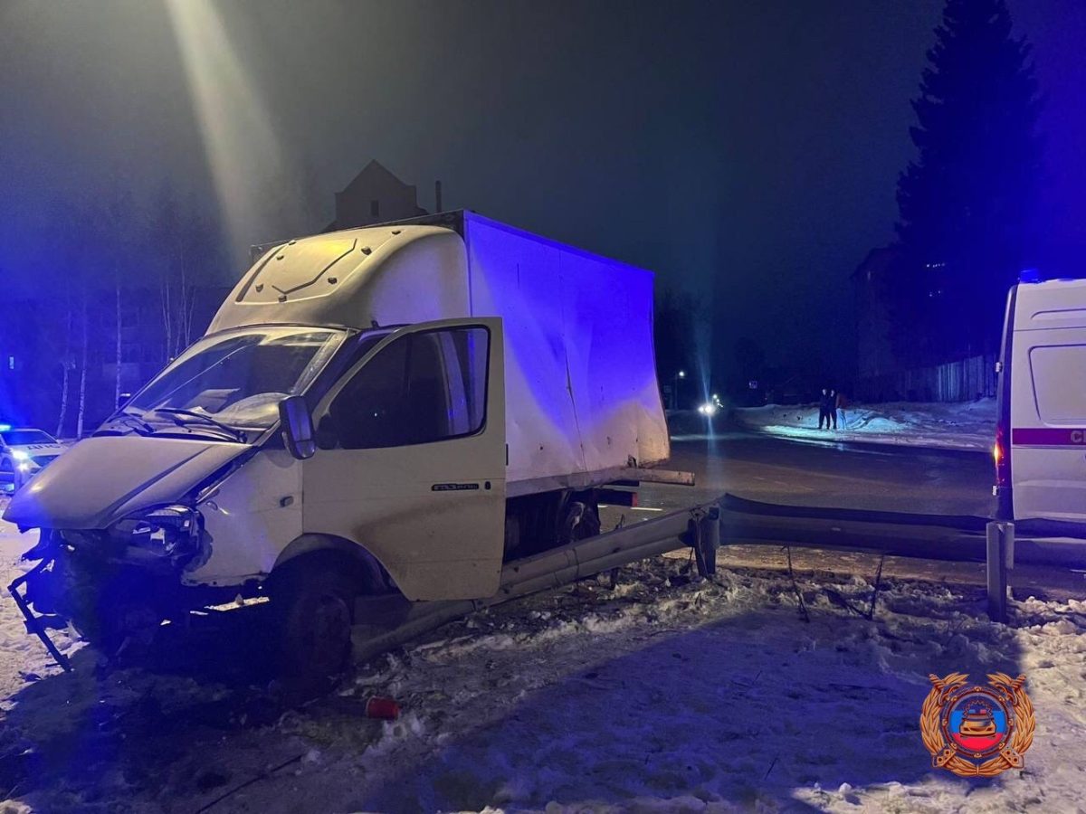 В Тверской области водитель въехал в препятствие