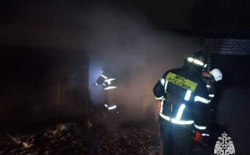 В Тверской области загорелось 2 гаража