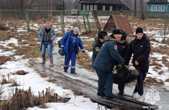 Спасатели Тверской области помогли медикам доставить больного к скорой помощи Спасатели Тверской области помогли медикам доставить больного к скорой помощи