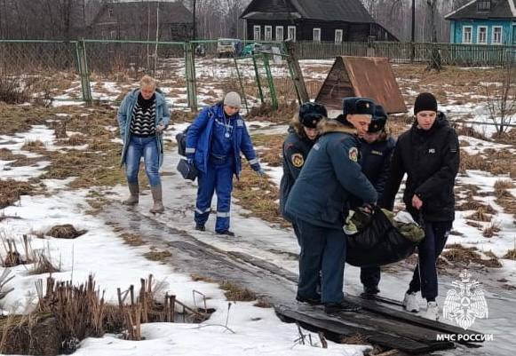 Спасатели Тверской области помогли медикам доставить больного к скорой помощи Спасатели Тверской области помогли медикам доставить больного к скорой помощи