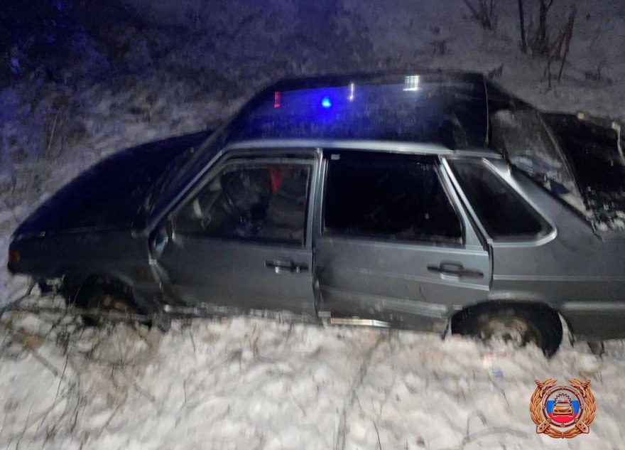 В Тверской области автомобиль с ребенком вылетел с дороги