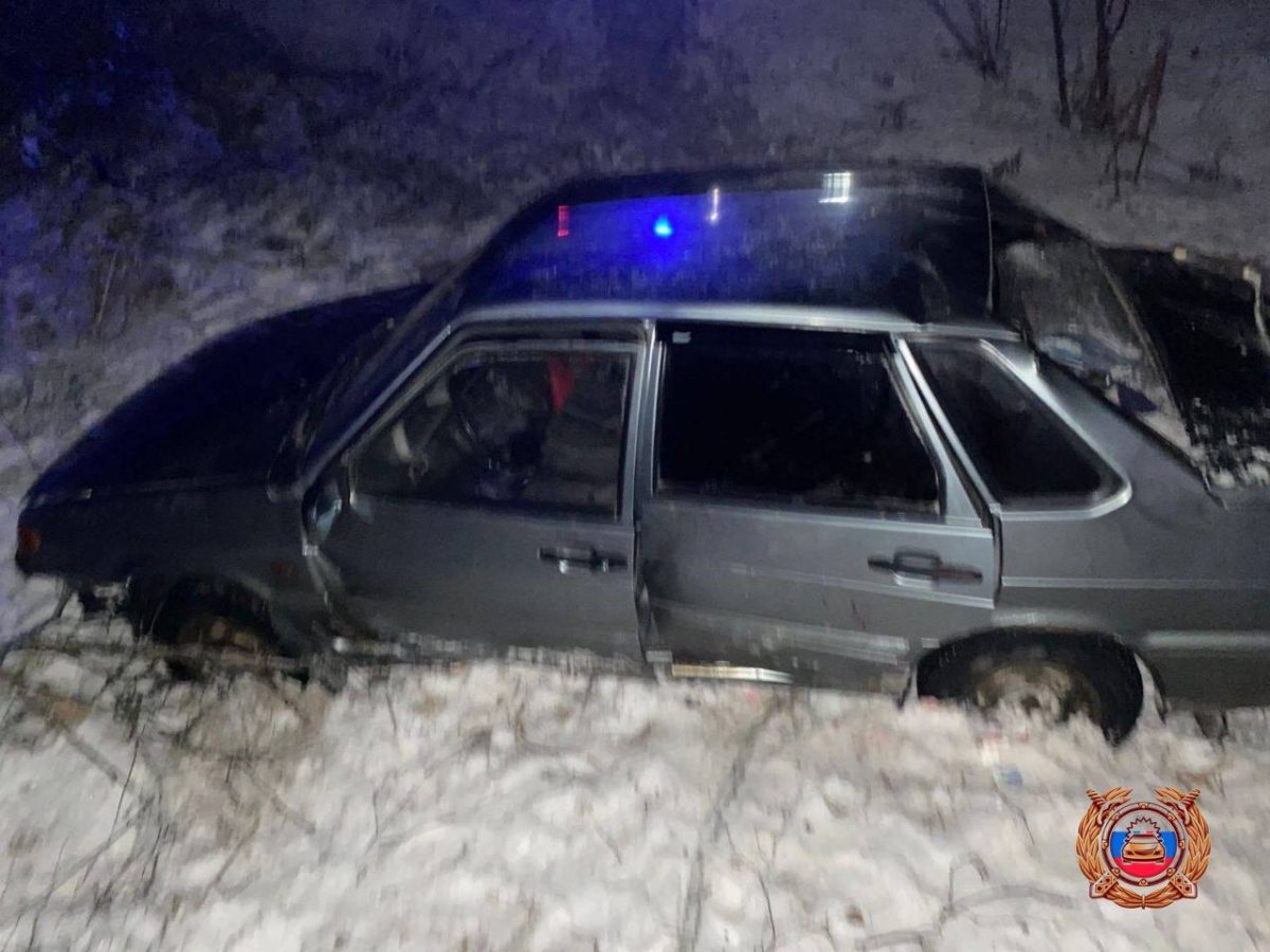 В Тверской области автомобиль с ребенком вылетел с дороги