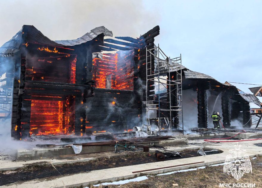 В Тверской области вспыхнул недостроенный дом