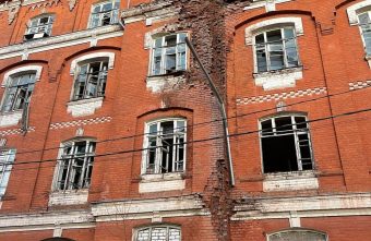 В Твери разрушаются фасады Морозовских казарм В Твери разрушаются фасады Морозовских казарм