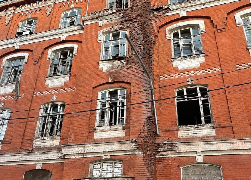 В Твери разрушаются фасады Морозовских казарм