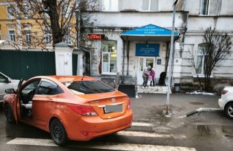 В Твери привлекли к ответственности водителя, припарковавшегося на пешеходном переходе