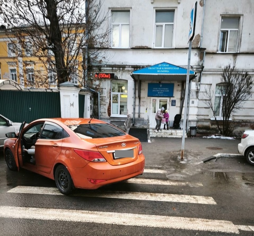 В Твери привлекли к ответственности водителя, припарковавшегося на пешеходном переходе