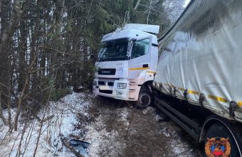 В Тверской области "Камаз" вылетел в кювет, есть пострадавший В Тверской области "Камаз" вылетел в кювет, есть пострадавший