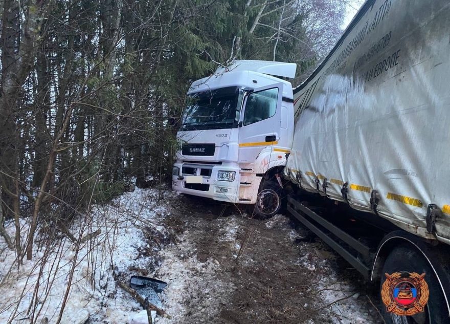 В Тверской области "Камаз" вылетел в кювет, есть пострадавший
