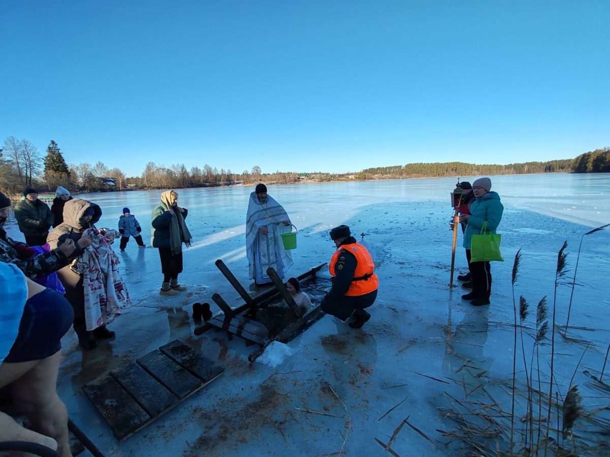 Глава Вышневолоцкого округа приехала на крещенские купания на озеро Судомля