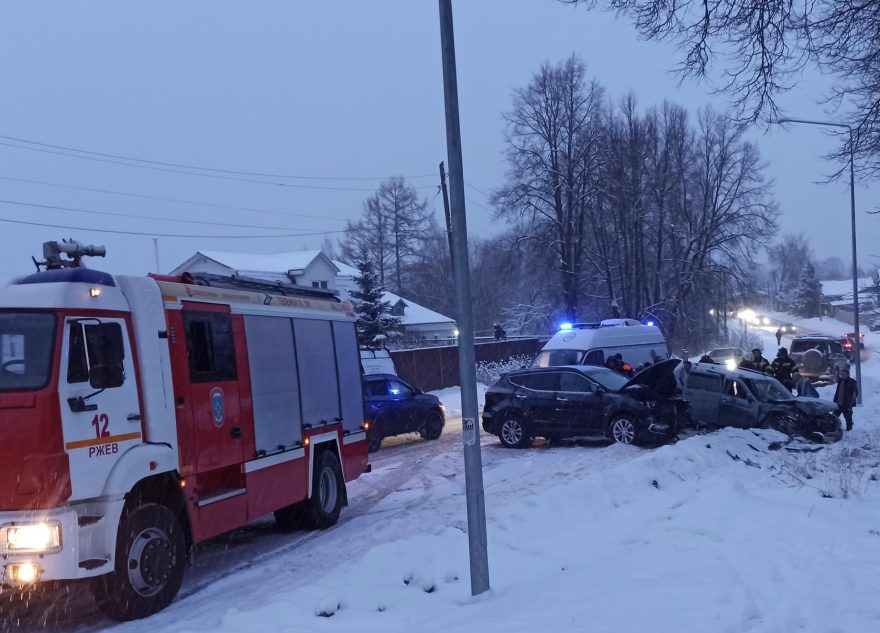 В Тверской области столкнулись "Лада Приора" и "Хендай"