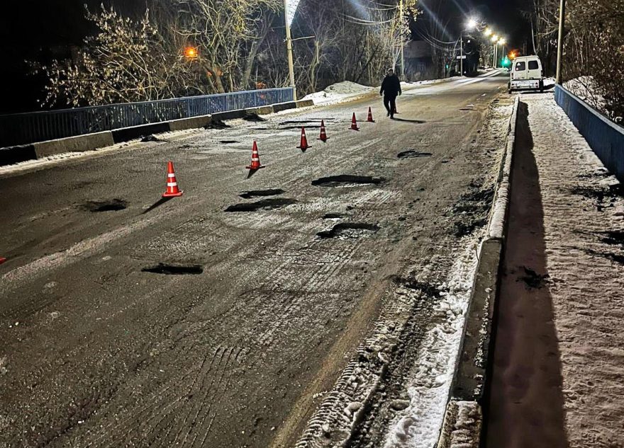 В Тверской области всю ночь ремонтировали мост