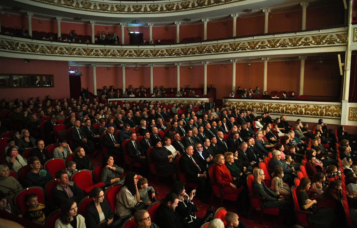 Воспитанники епархиальной школы и Центра «Родник» представили в рождественский спектакль «Спящая царевна»