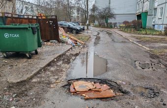 В Тверской области залатали дыру в канализацию "из того, что было" В Тверской области залатали дыру в канализацию "из того, что было"