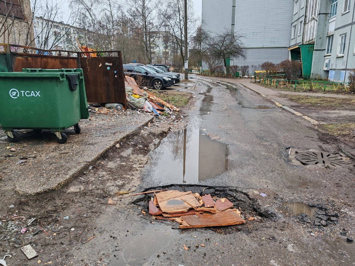 В Тверской области залатали дыру в канализацию "из того, что было" В Тверской области залатали дыру в канализацию "из того, что было"