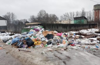 Жители Тверской области в знак протеста мусорят прямо на улице