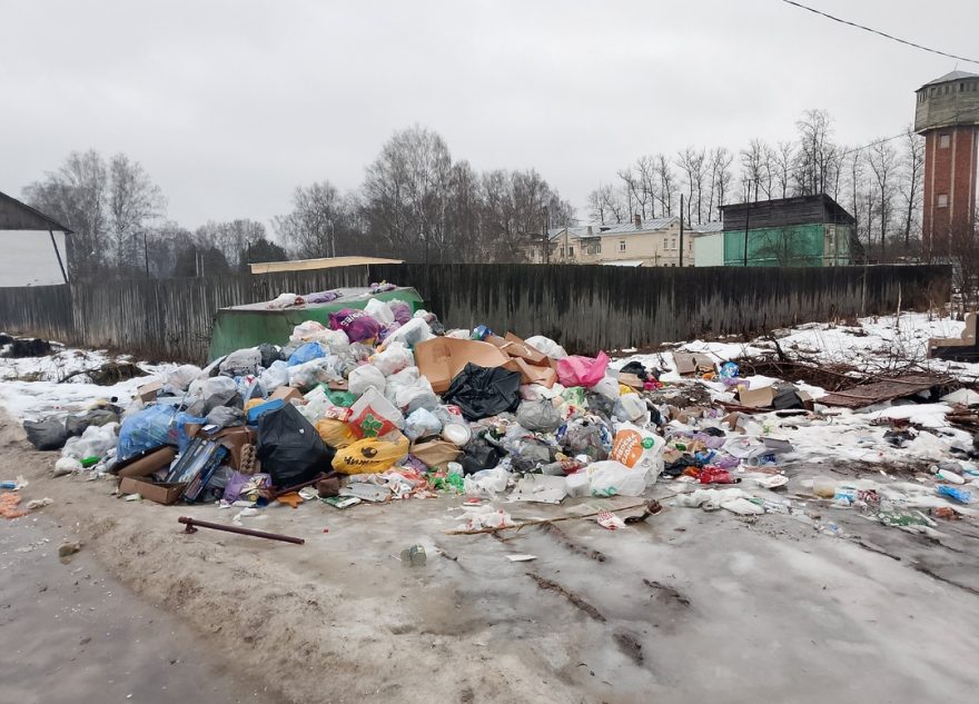 Жители Тверской области в знак протеста мусорят прямо на улице