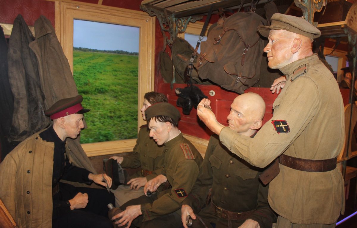Жители города Бологое знакомятся с уникальной экспозицией «Поезд Победы»