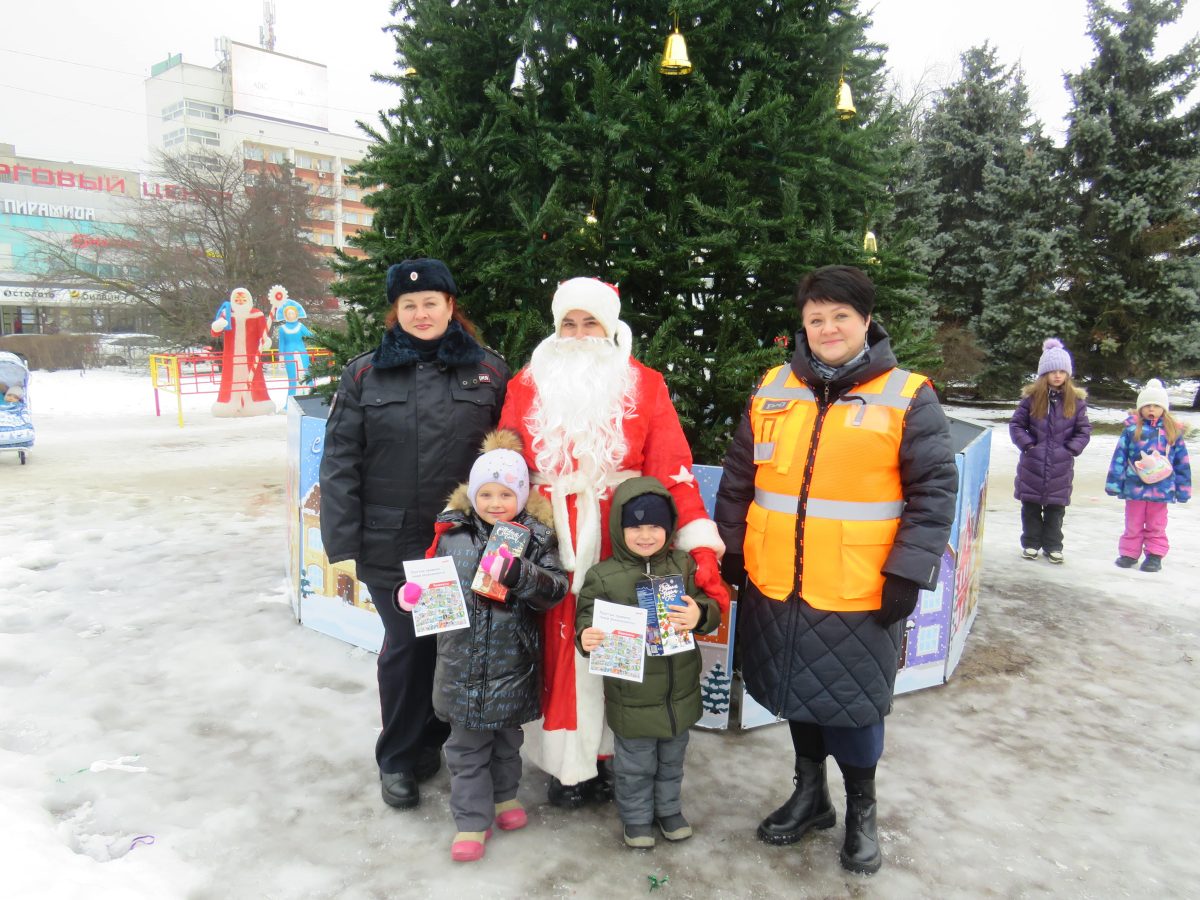 «Полицейский Дед Мороз» прошел с новогодним рейдом по тверскому железнодорожному вокзалу