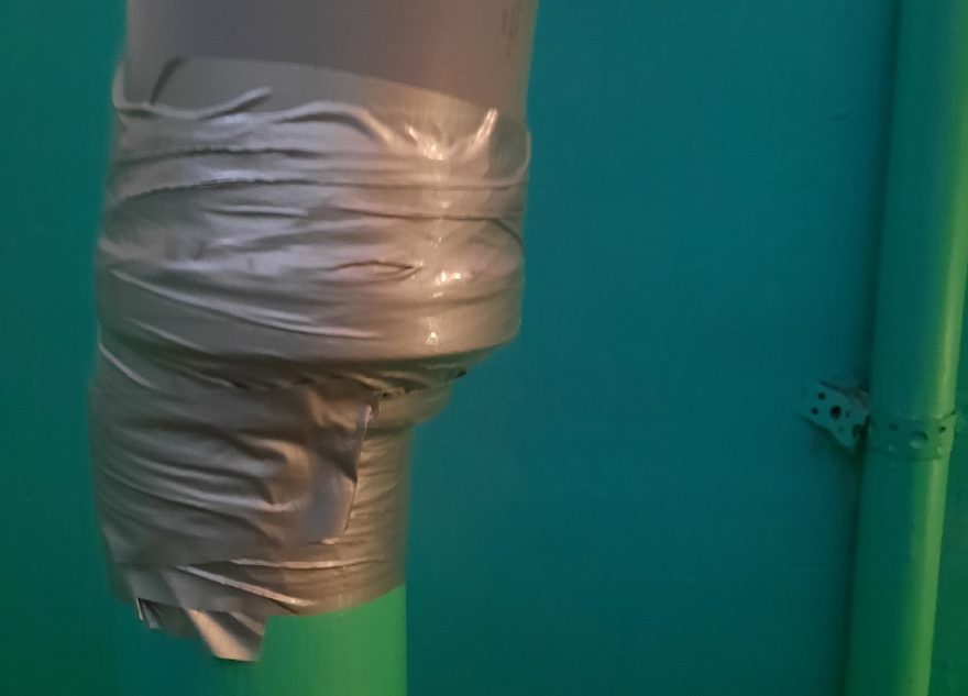 В Тверской области находчивые мастера скрепляют трубы скотчем