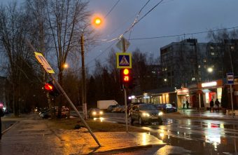 В Твери на пешеходов в любой момент может упасть светофор В Твери на пешеходов в любой момент может упасть светофор
