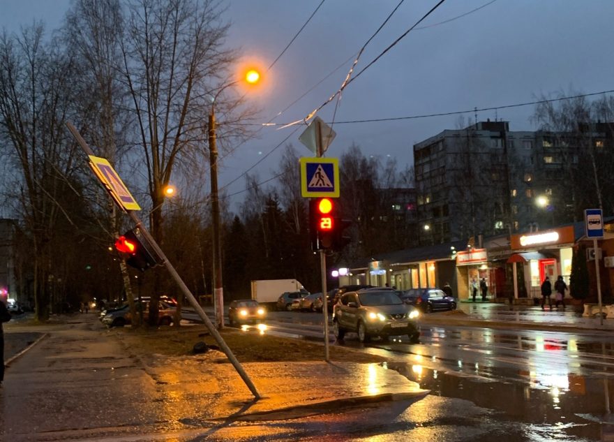 В Твери на пешеходов в любой момент может упасть светофор