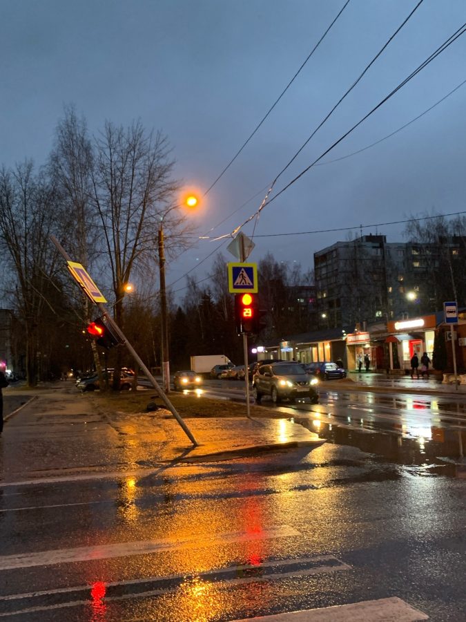 В Твери на пешеходов в любой момент может упасть светофор