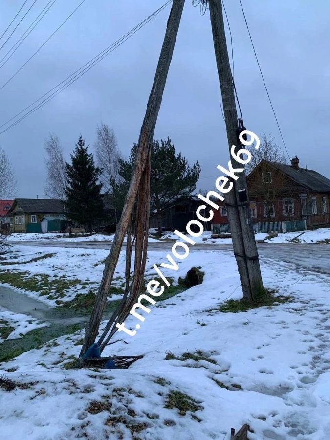 Из-за сгнившего столба город в Тверской области может остаться без света