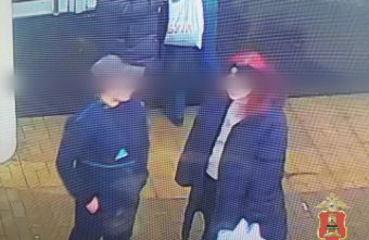 В Тверской области парень и девушка покинули магазин в украденной одежде