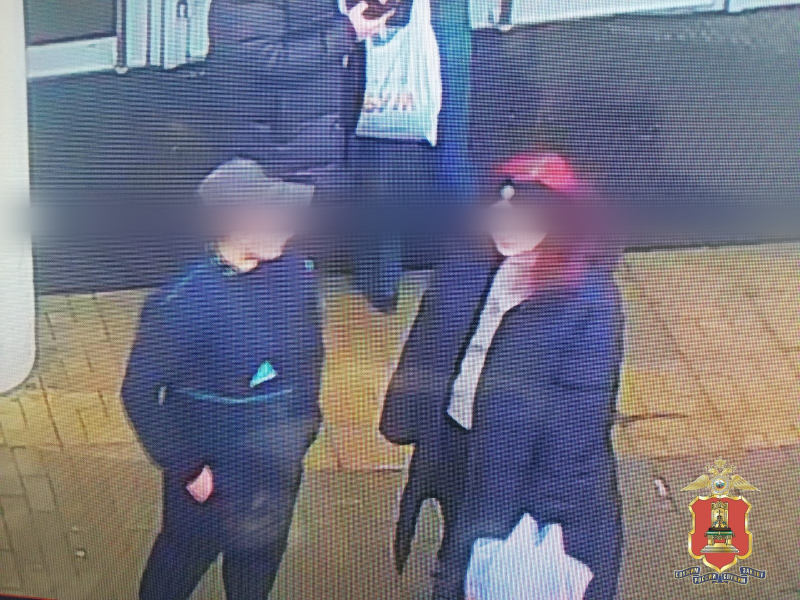 В Тверской области парень и девушка покинули магазин в украденной одежде В Тверской области парень и девушка покинули магазин в украденной одежде