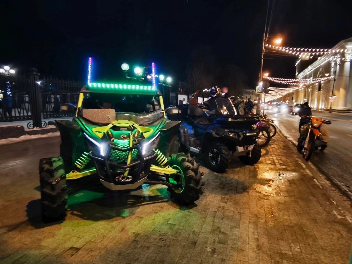 Дед Мороз и Снегурочка на мотоциклах удивили жителей Тверской области