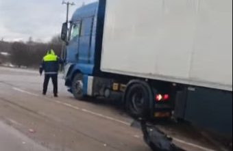 В Тверской области грузовик влетел в легковушку В Тверской области грузовик влетел в легковушку