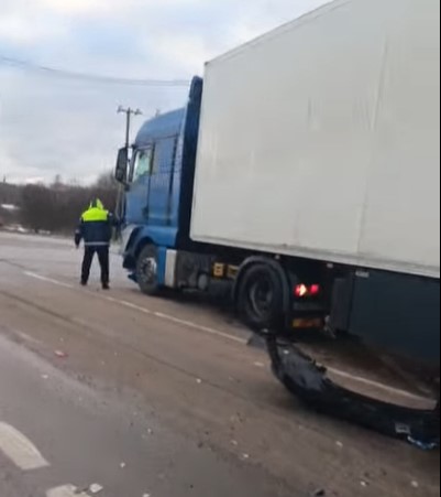 В Тверской области грузовик влетел в легковушку В Тверской области грузовик влетел в легковушку