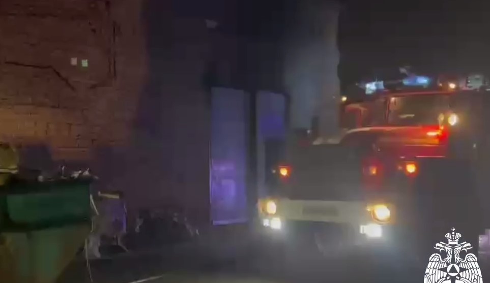 Ночью в производственном цехе в Тверской области несколько часов тушили пожар