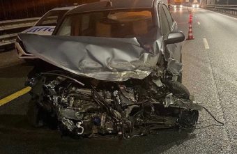 Иномарка наехала на "отбойник" на трассе М-11 в Тверской области Иномарка наехала на "отбойник" на трассе М-11 в Тверской области