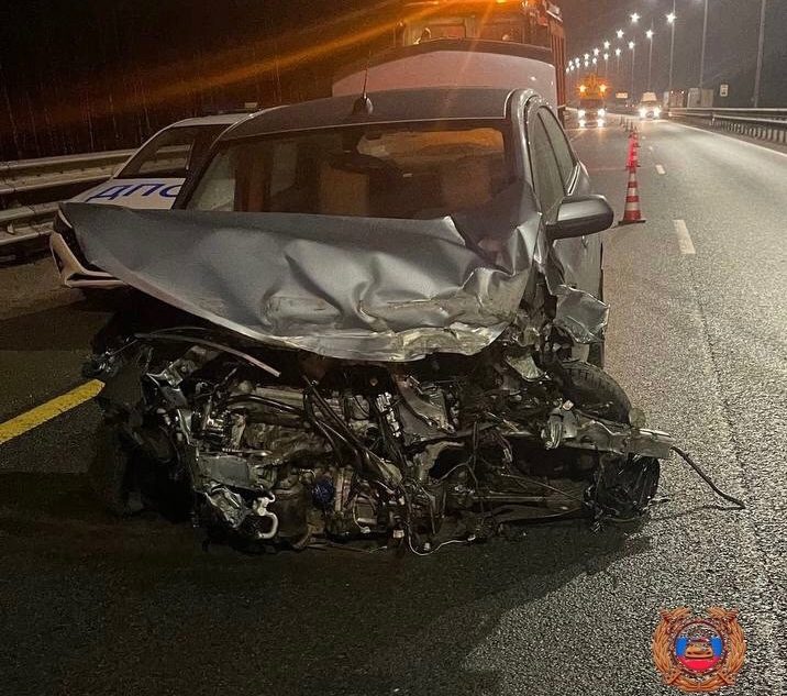 Иномарка наехала на "отбойник" на трассе М-11 в Тверской области