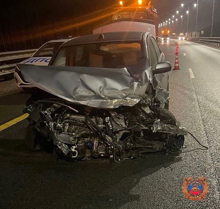 Иномарка наехала на "отбойник" на трассе М-11 в Тверской области Иномарка наехала на "отбойник" на трассе М-11 в Тверской области