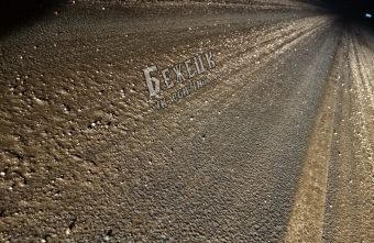 На трассе в Тверской области камни с дороги разбивают стекла машин