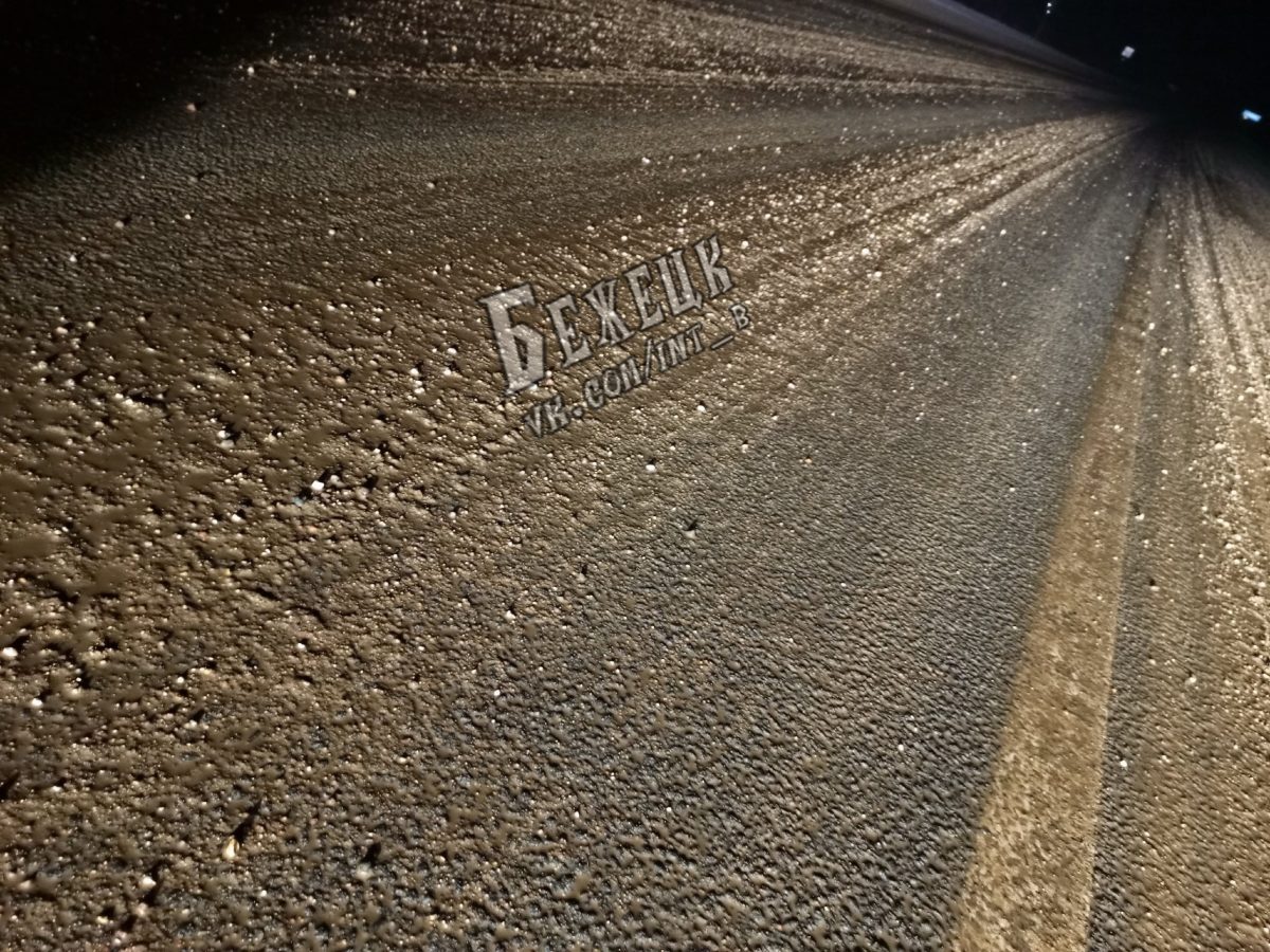 На трассе в Тверской области камни с дороги разбивают стекла машин