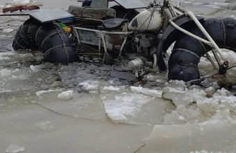 В Тверской области под лед ушел рыбацкий вездеход В Тверской области под лед ушел рыбацкий вездеход