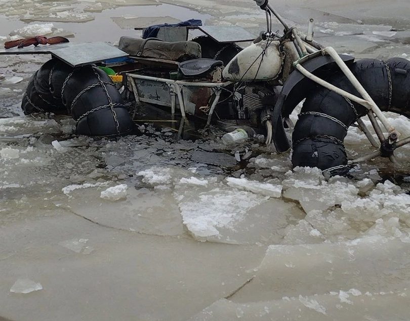 В Тверской области под лед ушел рыбацкий вездеход