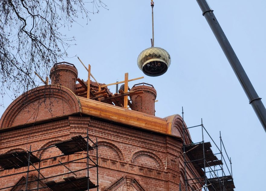 На восстанавливаемом соборе в Осташкове спустя 95 лет вновь заблестели золотые купола