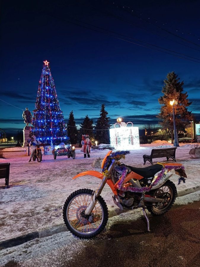 Дед Мороз и Снегурочка на мотоциклах удивили жителей Тверской области