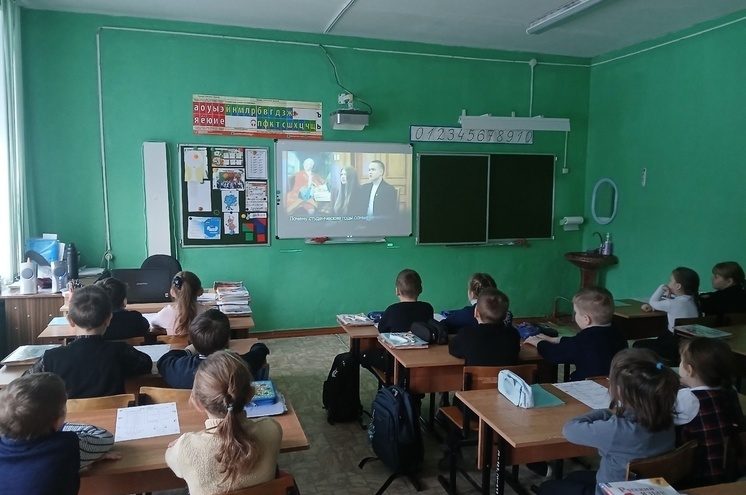 В Оленино детям объяснили разницу между школьниками и студентами