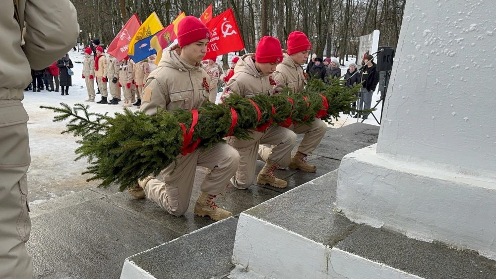 В Тверской области юнармейцы возложили гирлянду к памятнику партизанам
